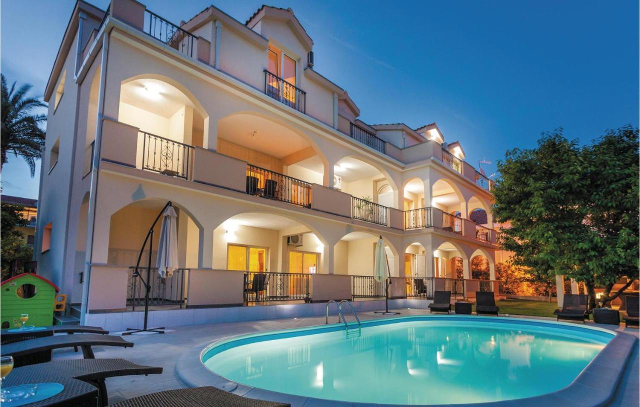 Lovely Apartment In Kastel Stafilic With Jacuzzi Kaštela المظهر الخارجي الصورة